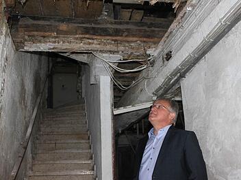 Bernd Holzmann begutachtet das Gebäude in der Amtsgerichtsstraße 10. Noch kann man es sich nicht vorstellen, dass daraus mal eine Vier-Sterne-Hotelerweiterung mit Wellnessbereich werden soll. Foto: V. Schadeck
