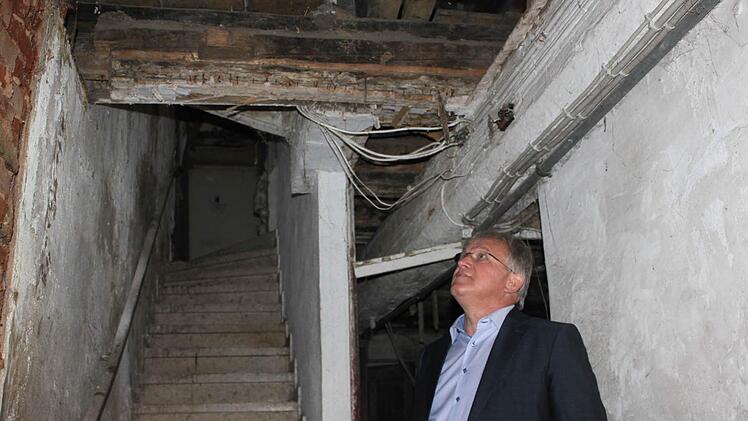 Bernd Holzmann begutachtet das Gebäude in der Amtsgerichtsstraße 10. Noch kann man es sich nicht vorstellen, dass daraus mal eine Vier-Sterne-Hotelerweiterung mit Wellnessbereich werden soll. Foto: V. Schadeck
