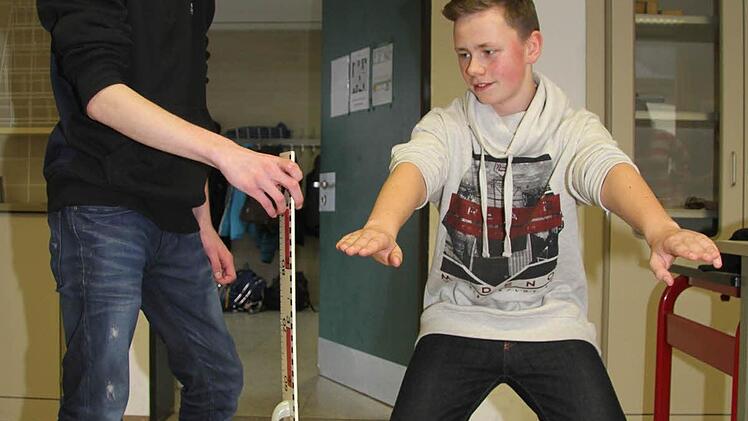Von wegen Spaß: Niklas Siegel und Maximilian Völkel machen Leistung rechenbar - und messen den Kraftaufwand nach, der nötig ist, wenn Maximilian Kniebeugen macht.  Foto: Sonja Adam
