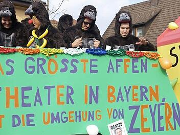 Für Faschingsnarren gehört es dazu, auch heiße Eisen anzupacken. Insgesamt heißt es im Kreis Kronach aber: lieber regionale Themen als die große Politik. Im vergangenen Jahr nahmen beispielsweise die Steinwiesener ihre Nachbarn aus Zeyern auf die Schippe. Foto: Archiv/Susanne Deuerling