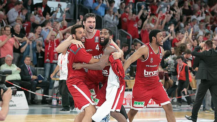 Ein Moment der Glückseligkeit: Die Brose Baskets sind nach einem Jahr des Umbruchs an der Spitze zurück und feiern die siebte Meisterschaft. Fotos: sportpress