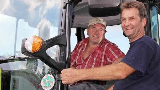 Den beiden Landwirten Jürgen Peßler (links) und Baptist Enkert fehlt durch den ausbleibenden Regen Futter für die Tiere. Foto: Andreas Dorsch