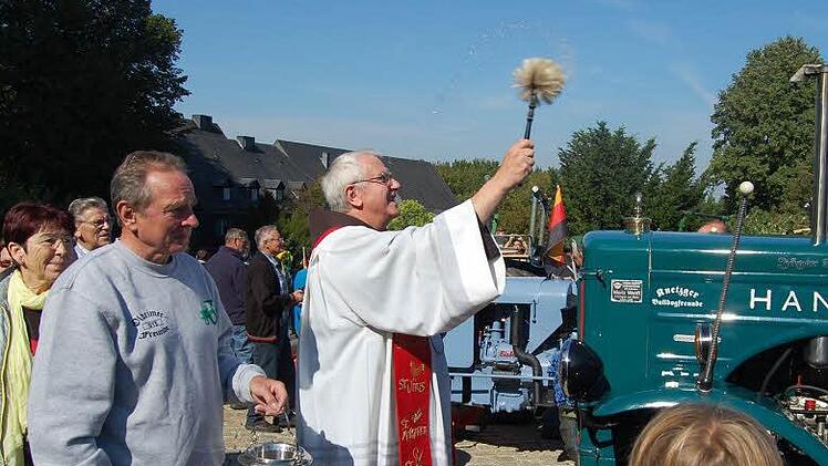 Pater Heribert mit Assistent Walter Mackert segnete die Fahrzeuge.