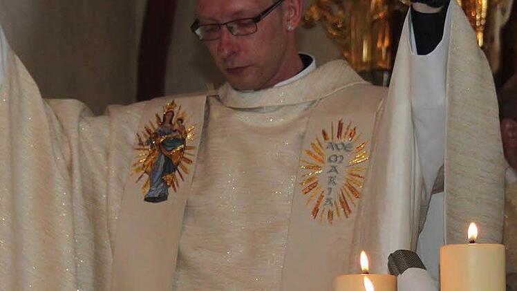 Der neue Priester im Gottesdienst. Foto: Veronika Schadeck