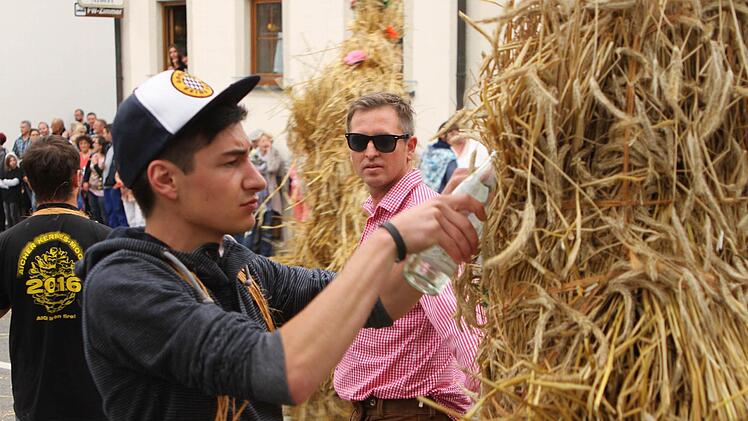 Das Wasser ist für Körper und Rücken bei diesem "heißen Geschäft" sehr wichtig. Foto: Günther Geiling
