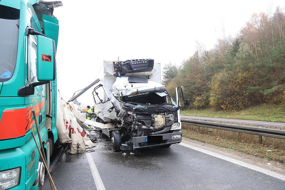 Schlüsselfeld: Lkw rast auf A3 in Stauende