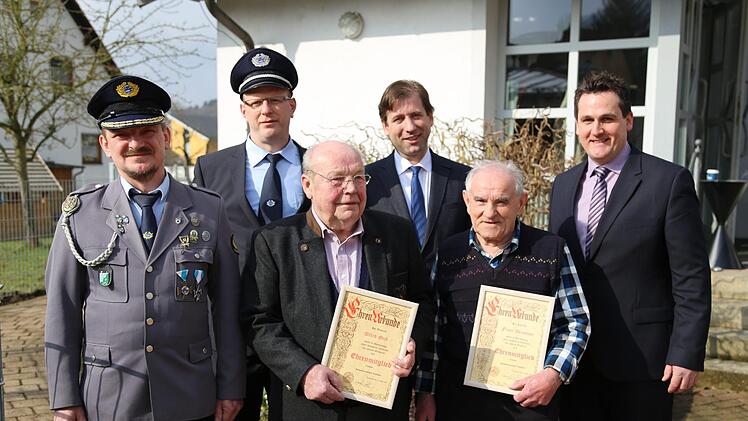 Bei der Ehrung (v. l.): BKV-Kreisvorsitzender Michael Pieger, BKV-Vorsitzender Leutenbach Michael Messingschlager, Alfred Geck, Landrat Hermann Ulm, Franz Drummer, Bürgermeister Florian Kraft Foto: Franz Galster