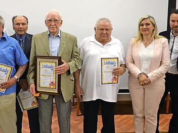 Bei der Jubilarsehrung (v. l.): Bernhard Dotterweich (Vorstand), Albert Geus (60), Georg F&ouml;rtsch (60), Richard Stark (70), Erich Radczewski (60), Staatsministerin Melanie Huml und Oliver Dotterweich (Vorstand)