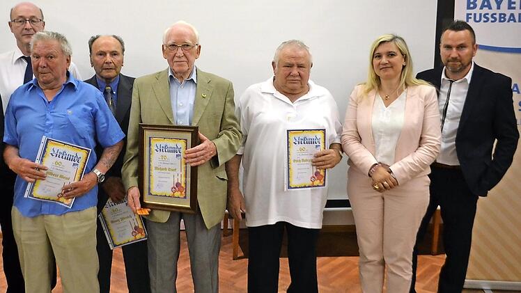 Bei der Jubilarsehrung (v. l.): Bernhard Dotterweich (Vorstand), Albert Geus (60), Georg F&ouml;rtsch (60), Richard Stark (70), Erich Radczewski (60), Staatsministerin Melanie Huml und Oliver Dotterweich (Vorstand)