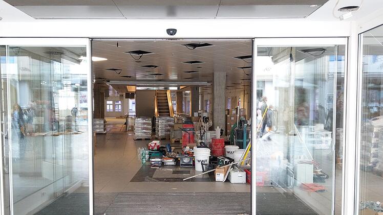 Hier ändert sich was: Blick in die ehemaligen Geschäftsräume von K&L, demnächst Woolworth im Coburger Steinweg. Foto: Simone Bastian