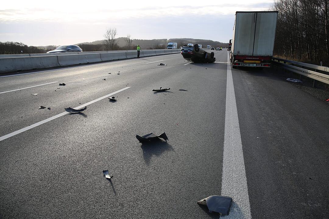 Schwerer Unfall auf A9: Auto überschlägt sich - Person verletzt