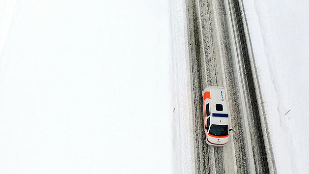 Mehrere Unf&auml;lle im Kreis Ansbach: Winterliche Stra&szlig;enverh&auml;ltnisse sorgten f&uuml;r mehrere Eins&auml;tze der Rettungskr&auml;fte. Symbolfoto: Helmut Fohringer/APA/dpa