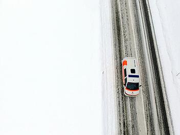 Mehrere Unf&auml;lle im Kreis Ansbach: Winterliche Stra&szlig;enverh&auml;ltnisse sorgten f&uuml;r mehrere Eins&auml;tze der Rettungskr&auml;fte. Symbolfoto: Helmut Fohringer/APA/dpa