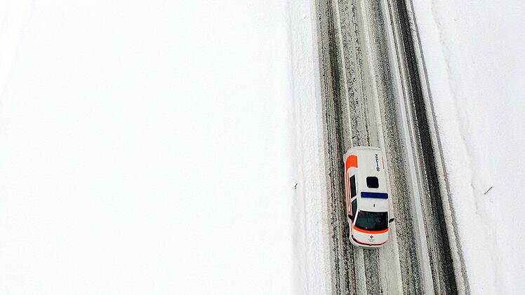 Mehrere Unfälle im Kreis Ansbach: Winterliche Straßenverhältnisse sorgten für mehrere Einsätze der Rettungskräfte. Symbolfoto: Helmut Fohringer/APA/dpa