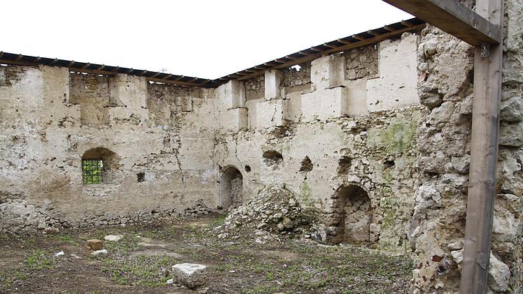Die Außenmauern der Majoratsscheune stehen noch. Jetzt soll die Gebäudehülle ein attraktives Innenleben bekommen. Das beschloss der Gemeinderat.Reinhard Löwisch