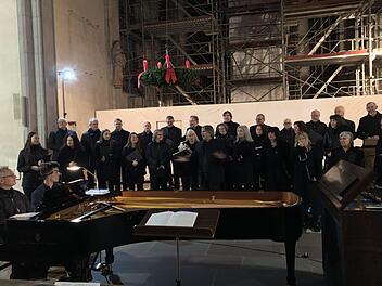 Beinahe wäre das schief gegangen. Am Morgen des Konzerts musste "Klavierdoktor" Uwe König anreisen und den Flügel in die richtige 440-Hertz-Stimmung zu bringen. An den Instrumenten waren Gregor Frede und der Pianist Rudolf Ramming.  Fotos: Gerhild Ahnert