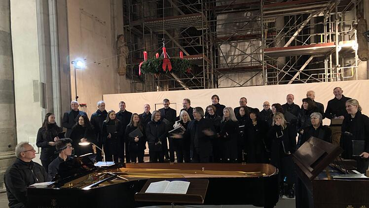 Beinahe wäre das schief gegangen. Am Morgen des Konzerts musste "Klavierdoktor" Uwe König anreisen und den Flügel in die richtige 440-Hertz-Stimmung zu bringen. An den Instrumenten waren Gregor Frede und der Pianist Rudolf Ramming.  Fotos: Gerhild Ahnert