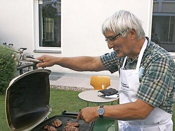 BBV-Geschäftsführer Hans Rebelein war beim "Wildgrillen" für die Zubereitung von Wildschweinsteak zuständig.  Foto: Martin Rebhan