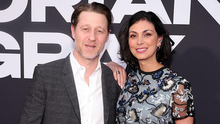 Seit 2017 ist er mit "Gotham"-Kollegin Morena Baccarin verheiratet, mit der er zwei Kinder hat. Fun Fact: Auch Baccarin war in drei Folgen "O.C." mit dabei.