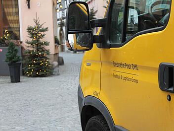 Immer zwischen zehn und elf Uhr steht der gelbe Lieferwagen von Gerd Kristinus in der festlich geschmückten Kitzinger Innenstadt.  Fotos: Benedikt Borst