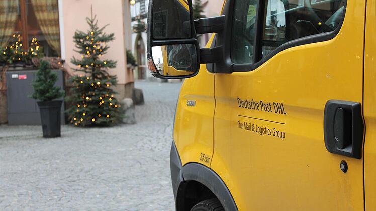 Immer zwischen zehn und elf Uhr steht der gelbe Lieferwagen von Gerd Kristinus in der festlich geschmückten Kitzinger Innenstadt.  Fotos: Benedikt Borst