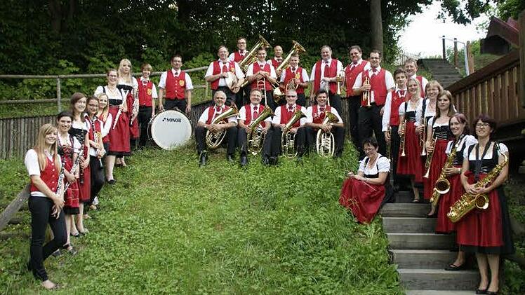 38 Aktive bilden im Jubiläumsjahr ein eindrucksvolles Orchester.