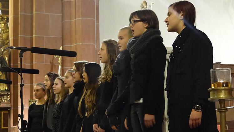 Die Formation "The Golden Snowgirl" wurde erst in diesem Schuljahr gegründet und hatte somit Premiere am Weihnachtskonzert. Foto: Johanna Eckert