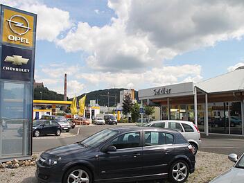 Die Niederlassung von Opel Seidler in Kulmbach: Nach Angaben des Geschäftsführers würde derzeit mit zwei Investoren verhandelt, was die Übertragung der beiden Standorte angeht. Foto: BR-Archiv/Jürgen Gärtner