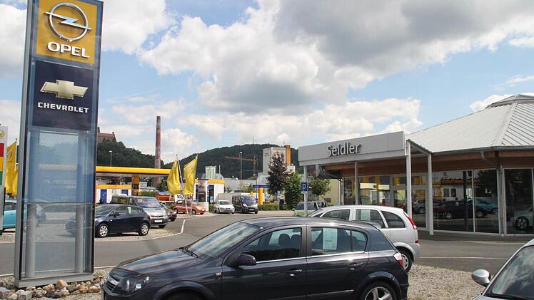 Die Niederlassung von Opel Seidler in Kulmbach: Nach Angaben des Geschäftsführers würde derzeit mit zwei Investoren verhandelt, was die Übertragung der beiden Standorte angeht. Foto: BR-Archiv/Jürgen Gärtner