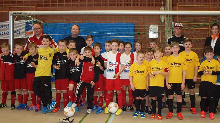 Bei den E-Junioren ging der FC Coburg (Mitte) nach einem 3:1-Sieg über die SpVgg Eicha (rechts) als Turniersieger hervor. Das Spiel um den dritten Platz entschied der TSV Staffelstein (links) für sich. Foto: Alfred Thieret