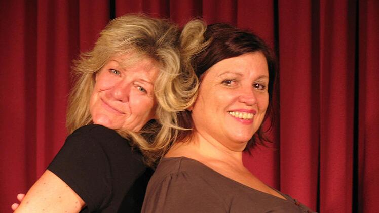 Johanna Wagner-Zangl und Regina Kopp als U(h)rzeitweiber. Foto: TaM