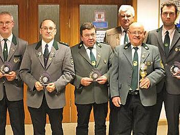 Das Bild zeigt die Mannschaftsführer (von links): Frank Zapf (SV Friedersdorf, Platz 4), Michael Reuth (SG Pressig, Platz 3), Harald Scherbel (SV Förtschendorf, Platz 2), Wettkampfleiter Wolfgang Bergmann, Daniel Bergmann (SG Rothenkirchen, Platz 1)  Foto: K.- H. Hofmann