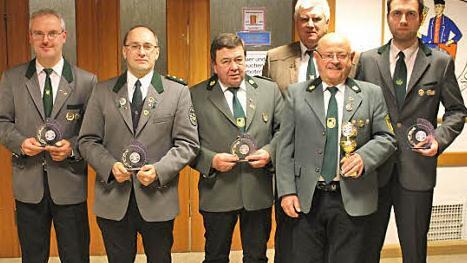 Das Bild zeigt die Mannschaftsführer (von links): Frank Zapf (SV Friedersdorf, Platz 4), Michael Reuth (SG Pressig, Platz 3), Harald Scherbel (SV Förtschendorf, Platz 2), Wettkampfleiter Wolfgang Bergmann, Daniel Bergmann (SG Rothenkirchen, Platz 1)  Foto: K.- H. Hofmann