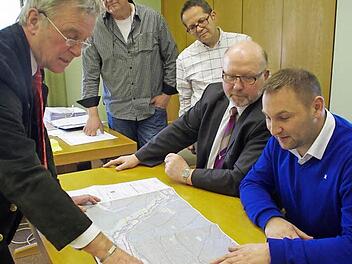 Jürgen Woll (l.) vom Staatlichen Bauamt stellte die Planungsvarianten für den neuen Radweg vor. Jürgen Fenner und Marc-Peter Biedermann von der Gemeindeverwaltung sowie Bürgermeister Egon Herrmann und MdL Jürgen Baumgärtner (v. l.) verfolgen seine Ausführungen am Plan. Foto: Marco Meißner