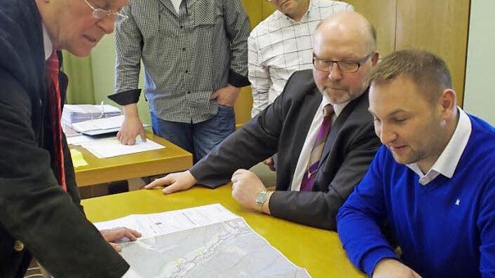 Jürgen Woll (l.) vom Staatlichen Bauamt stellte die Planungsvarianten für den neuen Radweg vor. Jürgen Fenner und Marc-Peter Biedermann von der Gemeindeverwaltung sowie Bürgermeister Egon Herrmann und MdL Jürgen Baumgärtner (v. l.) verfolgen seine Ausführungen am Plan. Foto: Marco Meißner