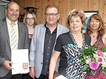 Reinhilde und Karl Herrmann mit Tochter Ute (rechts), Enkelin Luisa (Zweite von links) und Bürgermeister Johannes Krapp (links)  Foto: Evi Seeger