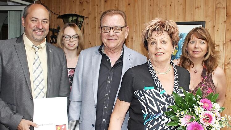 Reinhilde und Karl Herrmann mit Tochter Ute (rechts), Enkelin Luisa (Zweite von links) und Bürgermeister Johannes Krapp (links)  Foto: Evi Seeger