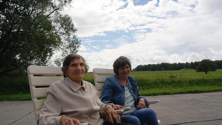 Anni Lorösch, geborene Bug, (links) ist echte Rothenrainerin und wurde von ihrer Tochter Monika Hilbert zum Besuch beim Rothenrainer Treffen überredet. Foto: Steffi Elm