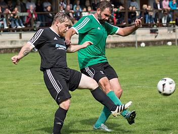 Der SV Neuses mit Michael Müller (links) ist in der A-Klasse 5 bislang das Maß aller Dinge. Auch beim SV Knellendorf setzten sich die "Flößer" verdient durch. Foto: Heinrich Weiß