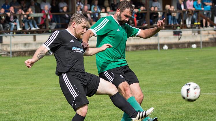 Der SV Neuses mit Michael Müller (links) ist in der A-Klasse 5 bislang das Maß aller Dinge. Auch beim SV Knellendorf setzten sich die "Flößer" verdient durch. Foto: Heinrich Weiß