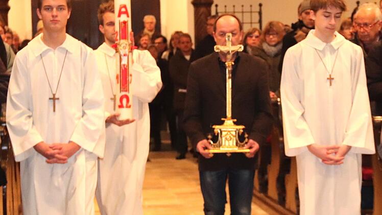 ...Osterkerze und Altarkreuz ziehen wieder in die Kirche ein.