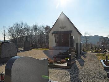 Die Stadt Kronach bietet auf ihren Friedhöfen mehrere Bestattungsmöglichkeiten und pflegt die Friedhöfe damit Verstorbene eine würdevolle letzte Ruhestätte finden, wie hier in Glosberg. Dazu bietet man moderate Tarife für die Nutzung der Bestattungseinrichtungen.Foto: K.-H. Hofmann