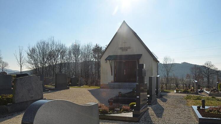 Die Stadt Kronach bietet auf ihren Friedhöfen mehrere Bestattungsmöglichkeiten und pflegt die Friedhöfe damit Verstorbene eine würdevolle letzte Ruhestätte finden, wie hier in Glosberg. Dazu bietet man moderate Tarife für die Nutzung der Bestattungseinrichtungen.Foto: K.-H. Hofmann