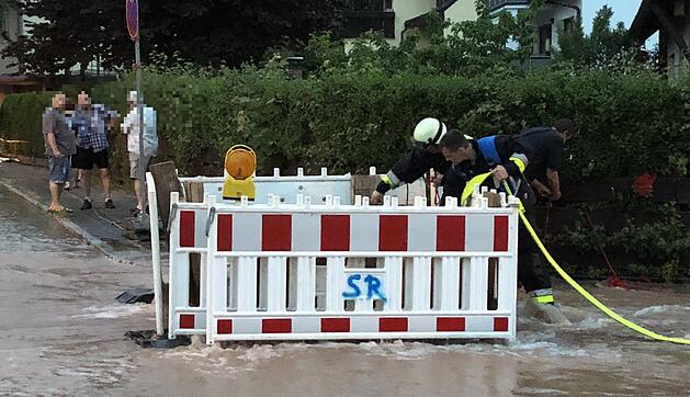 Nürnberg: Beschädigte Leitung setzt einen ganzen Straßenzug unter Wasser