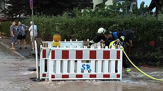 Nürnberg: Beschädigte Leitung setzt einen ganzen Straßenzug unter Wasser