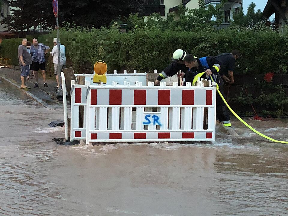 Nürnberg: Beschädigte Leitung setzt einen ganzen Straßenzug unter Wasser