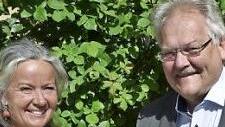 Stefanie Kober, Organisatorin der Rosen- & Garten-Messe, übergab 500 Freikarten an Bürgermeister Bittenbrünn für die Königsberger Bevölkerung. Foto: Gerold Snater