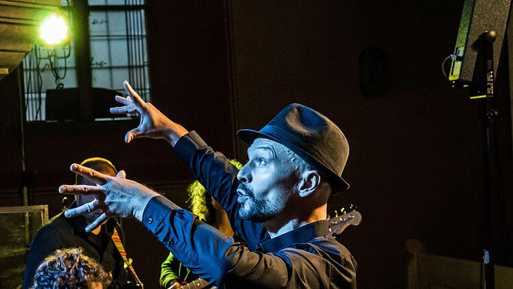 Mitreißender Auftritt vor zahlreichen Zuhörern: "Gospelrock und Band" aus Erfurt beim Gastspiel in St. Georg in Neustadt.Foto: Jochen Berger