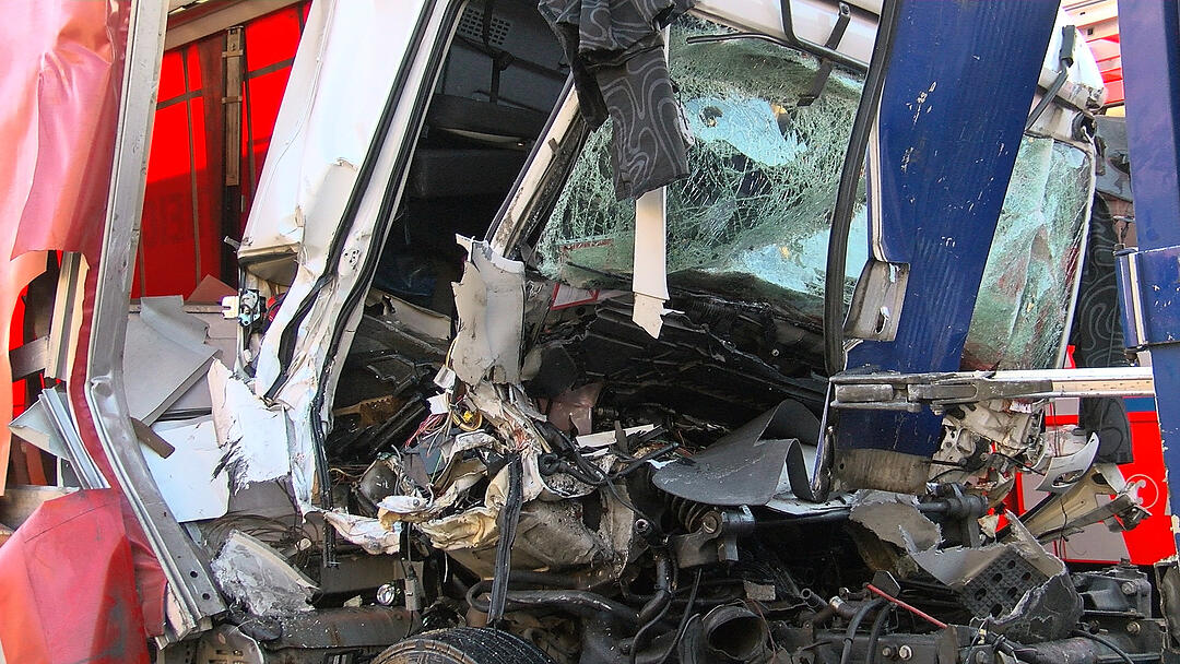 Schwerer Unfall auf A3: Lkw-Fahrer stirbt bei Zusammenprall