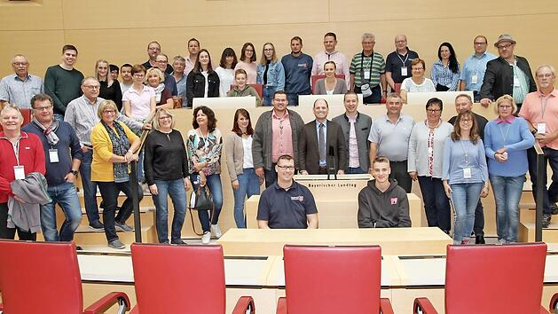 Die Feuerwehrleute aus Forchheim nahmen den Plenarsaal im Maximilianeum genau unter die Lupe. Foto: privat